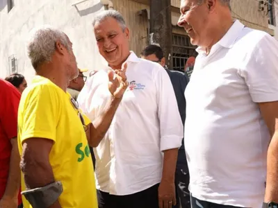 Ex-ministro Rui Costa conversa com cidadão durante caminhada política