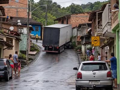 Caminhão encontrada dificuldade para trafegar pela Rua João Andrade Neto