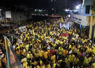 Pesquisas refletem nas ruas, e multidão acompanha Daiana Santana durante inauguração de comitê em Gandu