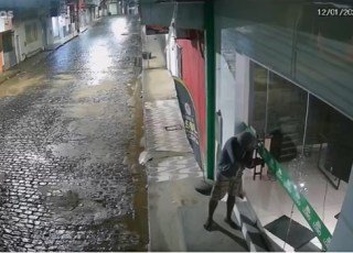 Homem é flagrado tentando arrombar empresa no centro de Gandu; veja vídeo 