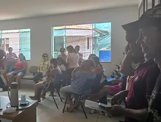 Professores ocupam prédio da prefeitura de Piraí do Norte e exigem conversa com prefeito