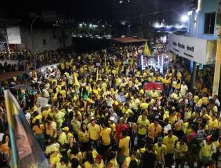 Pesquisas refletem nas ruas, e multidão acompanha Daiana Santana durante inauguração de comitê em Gandu