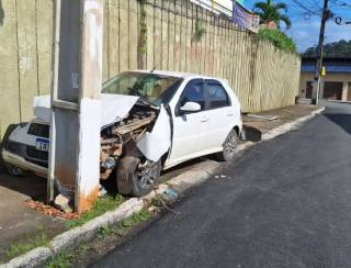 Motorista perde controle de veículo e bate contra poste próximo à Câmara de Vereadores em Gandu