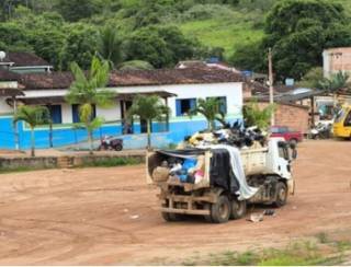 Sem área para descarte, lixo coletado em Piraí do Norte fica armazenado em caçamba usada na limpeza pública do município