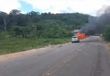 Veículo envolvido em acidente que resultou em morte de motociclista próximo a Gandu foi incendiado