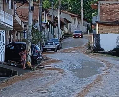 Desperdício de água é registrado horas após Embasa comunicar interrupção no fornecimento em Gandu