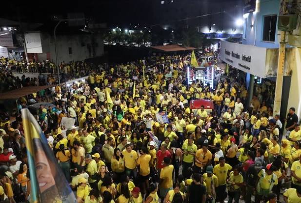 Pesquisas refletem nas ruas, e multidão acompanha Daiana Santana durante inauguração de comitê em Gandu