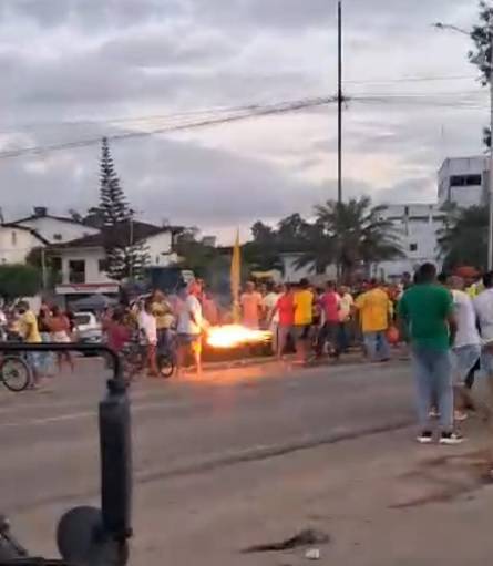 Rojão é disparado em direção a pessoas durante confusão envolvendo grupos políticos em Wenceslau Guimarães; veja vídeo