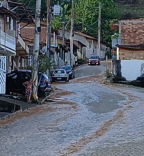 Desperdício de água é registrado horas após Embasa comunicar interrupção no fornecimento em Gandu