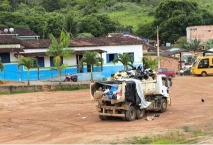 Sem área para descarte, lixo coletado em Piraí do Norte fica armazenado em caçamba usada na limpeza pública do município