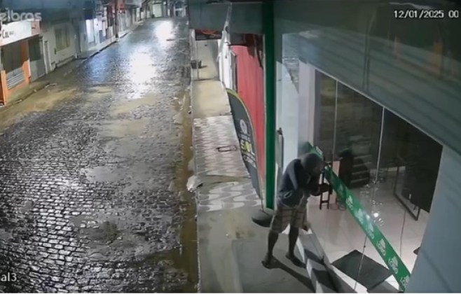 Homem é flagrado tentando arrombar empresa no centro de Gandu; veja vídeo 